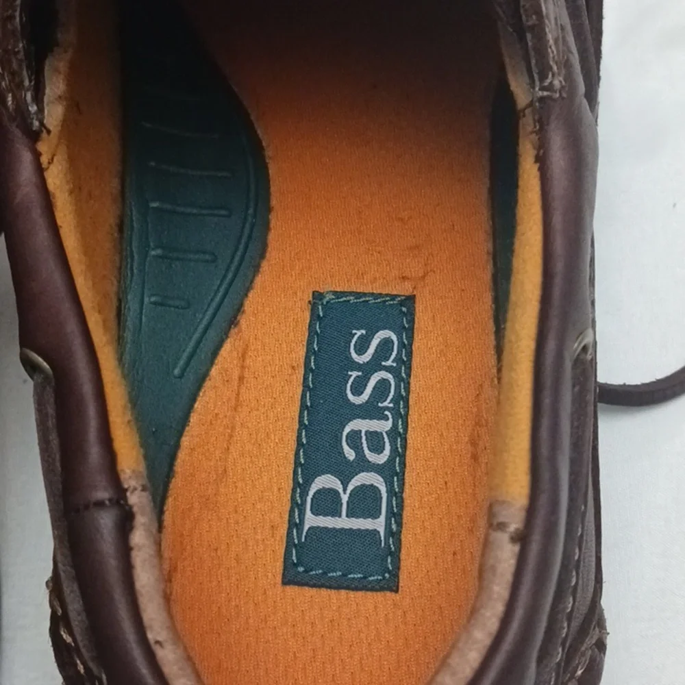 Bass size 9M men's brown upper leather shoes.